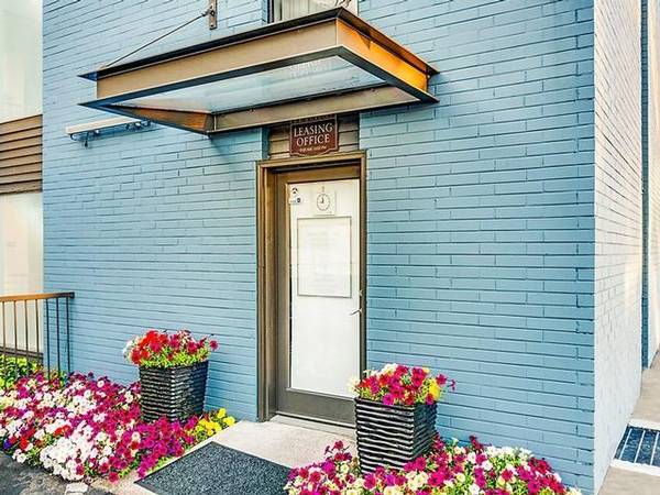 $2,600 / 2br - 912ft2 - Walking Distance to Shopping and Dining, Large Patio/Balcony (Beacon Hill)63688549315457120