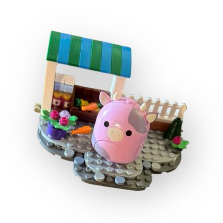 Squishmallow Pink Cow Brick Set – Mini LEGO-Style Market Scene – Assembled T 1