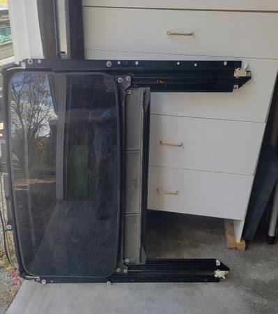 2003 Volvo V70 complete sunroof glass and frame 1