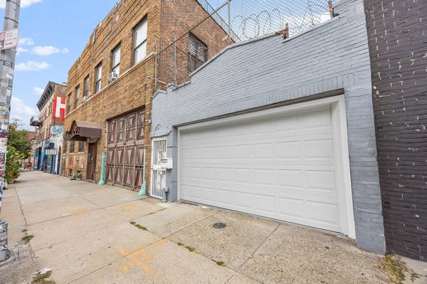 $1,549,000 / 4br - 2488ft2 - Rara vivienda unifamiliar con garaje y potencial de reurbanización en Williamsburg (Williamsburg)63862609831809121