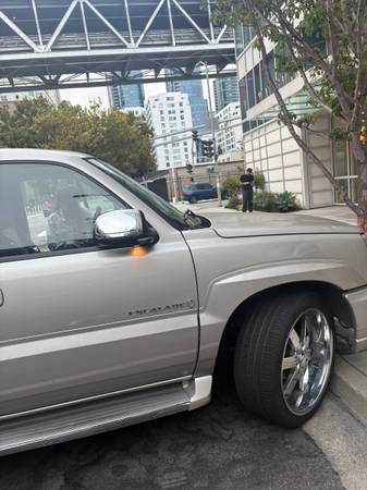 2006 Cadillac Escalade con pocos kilómetros, transmisión reconstruida con documentación - $7,500 (distrito financiero)63654701415041122