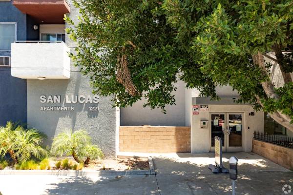 $1,988 / 2br - 735ft2 - ✨ Comfortable 62+ Living in LA (1221 W 7th St, Los Angeles, CA)63840114037891122