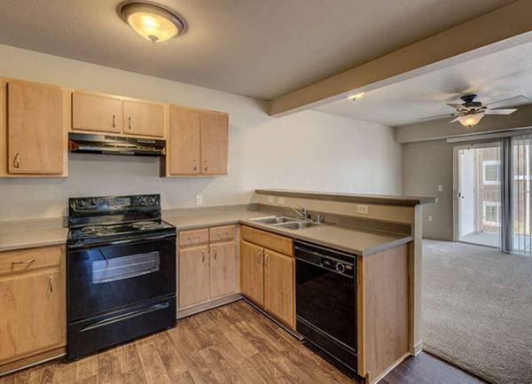 $940 / 1br - Community Game Room, Sparkling Pool, Dishwasher (2250 Cougar Drive, Laughlin, NV)63618517252739122