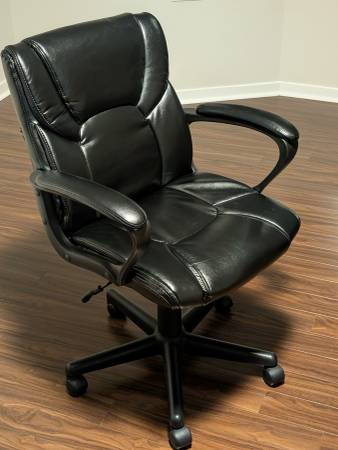 Office chair (black faux leather) / Chaise de bureau (imitation cuir) 1