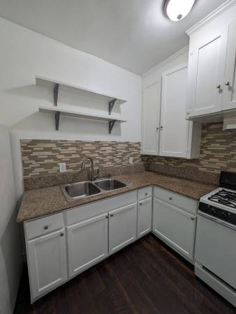 $1,475 / 500ft2 - Estudio en Edificio Antiguo - Todos los Servicios Incluidos (Mid Wilshire)63818753547265120