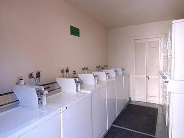 $1,816 / 1br - 687ft2 - Pisos de alfombra, Transporte público, Ventilador de techo, Acceso a autopista (El Cajon)63657343139715124