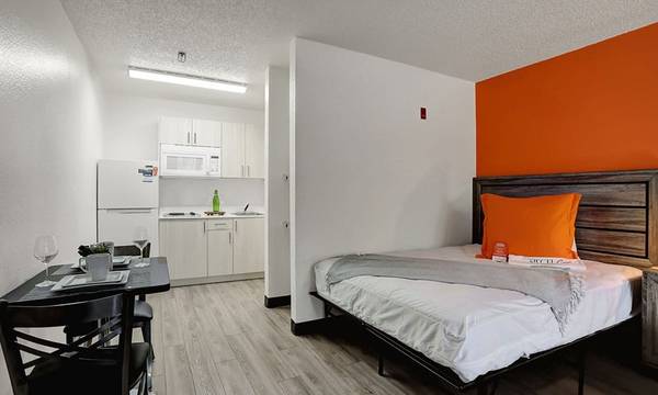 Free Parking, Flat Screen TVs, Free Utilities 1