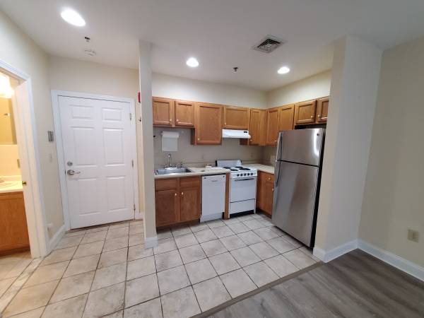 $2,600 / 1br - 625ft2 - ====▶▶ Condo Reformado ▶ Servicios Incluidos ▶ Aire Acondicionado Central ▶ ¡¡SIN COMISIÓN!! (Central Square)63856338012419123