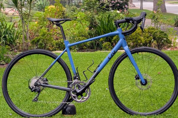 Giant Avail AR aka Contend AR. Shimano 105 2x11. Hydraulic disc brakes 1
