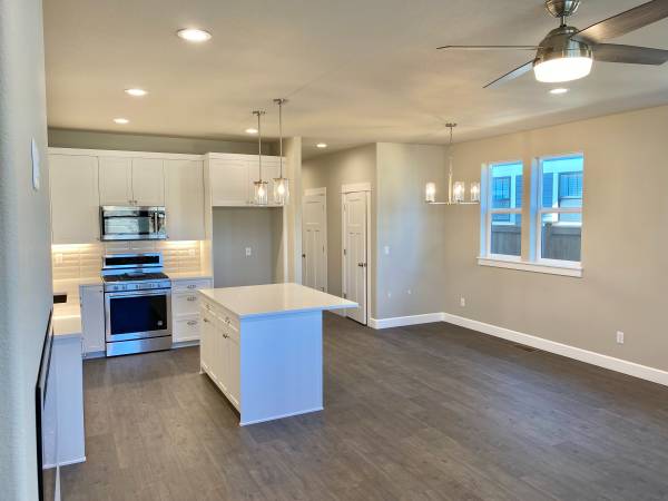 $2,700 / 3br - 1704ft2 - 20465 Aberdeen Dr. (Bend)63839291473283122