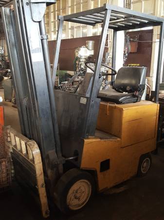 YALE ELECTRIC FORKLIFT 3,000 # CAP. 1