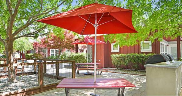 $3,049 / 2br - 1379ft2 - Exclusive Top Floor 2x2 | Vaulted Skylit Ceilings + Full-size W/D (santa rosa)63847330094339121