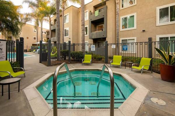 $2,995 / 2br - 965ft2 - Kensington/Talmadge Area: Beautiful 2 Bedroom with Parking, Pool, Onsi (San Diego)63998603822467120