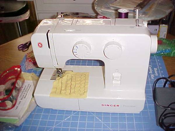 Singer Sewing Machine Model 1409 with Foot Pedal, Book, Case 1