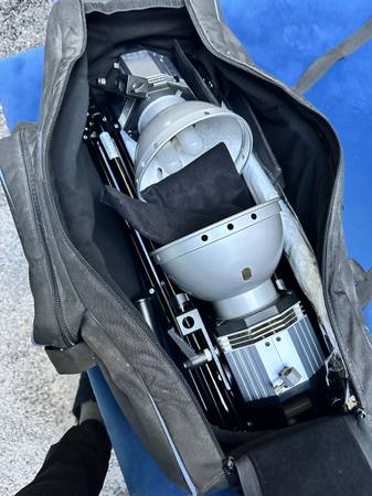 RPS Studio Lighting Kit - 2 Variable Quartz Lights, 3 Umbrellas & Case 1