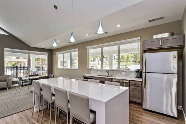 $1,429 / 2 habitaciones - 918 pies cuadrados - Disfrute de vistas espectaculares desde su hermoso apartamento de 918 pies cuadrados, 2 habitaciones, 1 baño (Hendersonville)63673267458817122