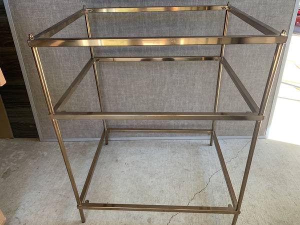 Noelia accent table........T 74 1