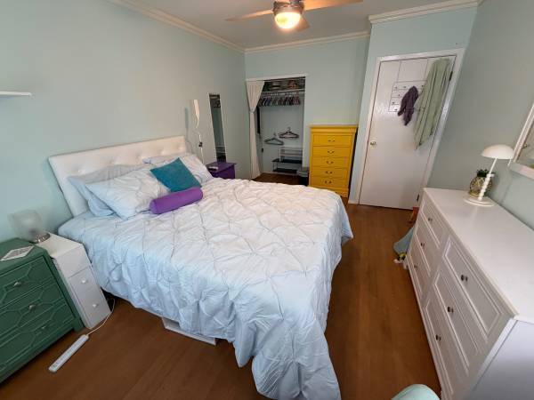 Comfortable book-lined studio in center Slope. 1