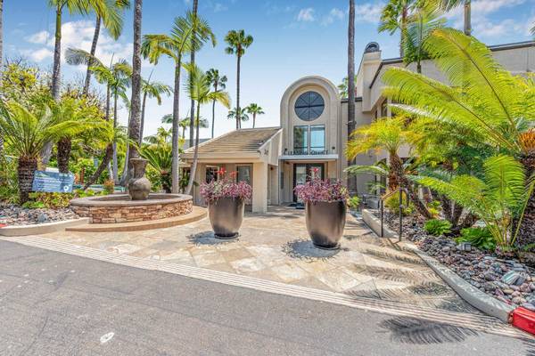 $3,121 / 2br - 1004ft2 - Fitness Center, Sand Volleyball Court, 2 BD (3417 Lebon Dr, San Diego, CA)64037045872129121