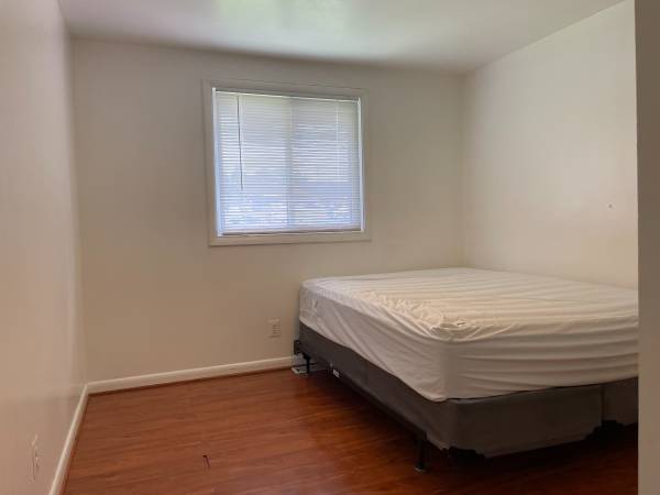 big  room - great location close to Metro station 1