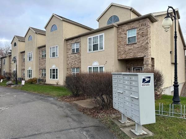 $1,050 / 1br - Large 1 bedroom heat, electric, heated garage. (290 S. Kools. St.)63838112592003120