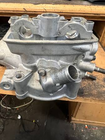 Kawasaki KX 450 F cylinder head - $300 (Enumclaw)63471461170051123