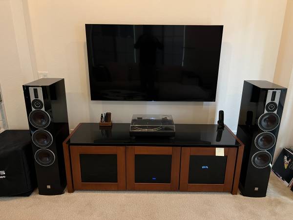 DALI Rubicon 8 Audiophile Speakers in Gloss Black 1