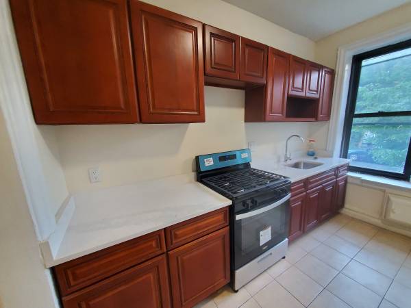 $2,750 / 2br - Sunny, Quiet Tree-lined 2BR, Laundry; Great for Couple/Roommates (Kensington; October 1)63874742907905120