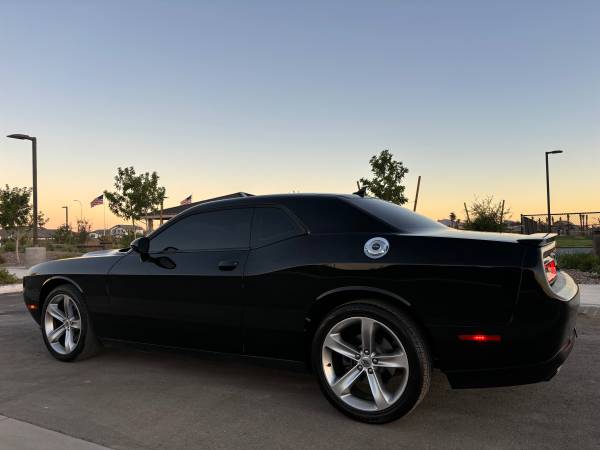 2017 Dodge Challenger SXT - $10,90063470414027523123