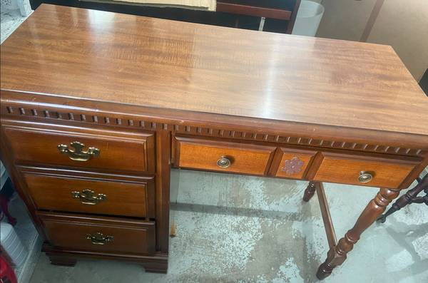 Desk (42"Lx18"Wx31"H) 1