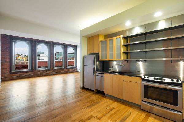 $3,395 / 1br - 1090ft2 - 1/hab 1/ba, Almacenamiento en el lugar, Ventanas de piso a techo (111 1st Avenue South, Seattle, WA)63850642294403124