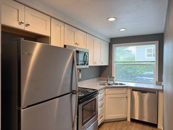 $1,500 / 1br - 624ft2 - GROUND FLOOR!! MOVE-IN READY, W/D In Unit, Indoor Pool/Sauna (Bellingham)63920958663043121