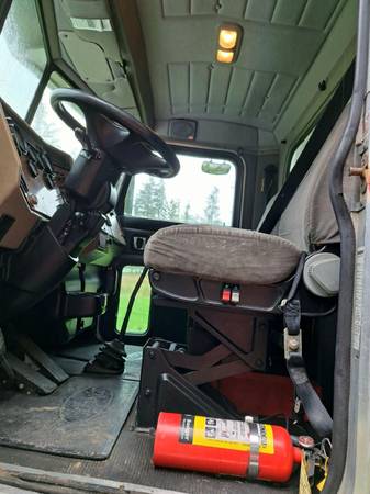 2005 Peterbilt Box Truck ( 335 ) C-7 Caterpillar Diesel ( 198,000 ) - $21,000 (Chehalis)63623079179009121