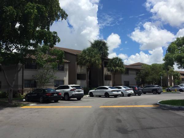 $2,450 / 3br - $2450 REMARKABLE 3B/2B IN VILLAS DE VENEZIA (SUNRISE)64001845688961124