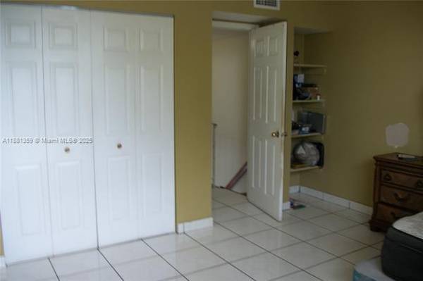 $349,000 / 3br - 1304ft2 - Propiedad de 3 habitaciones en el corazón de West Hialeah (Hialeah)63825131682563124