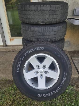 5 17" Late Model Jeep Wheels w/tires 1