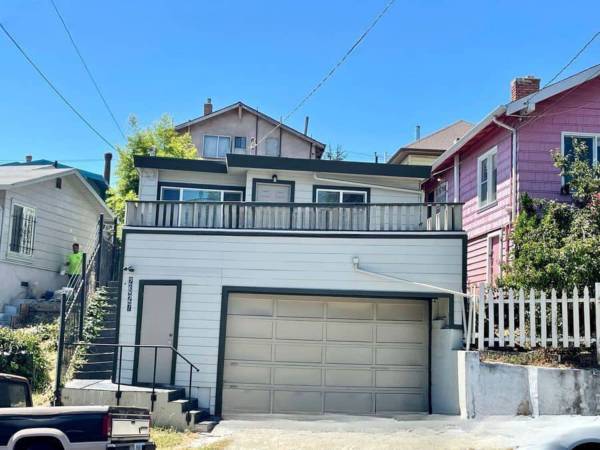 $2,005 / 2br - 742ft2 - Perfect Location For Your Relocation (Oakland)63836553989763120