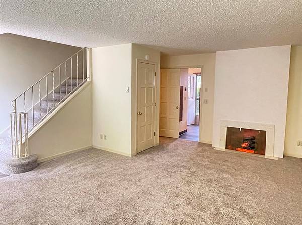 $1,410 / 2br - Mucho espacio de mostrador, chimenea + 2 habitaciones 1.5 baños + estacionamientos cubiertos (Salem Sur)63660428819713121
