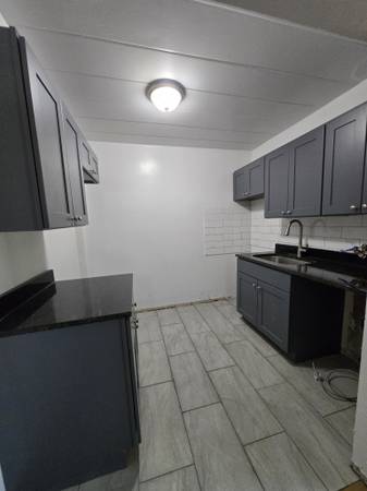 $1,250 Large studio includes Heat, Hot Water, Trash, Sewer. (Rogers Park)63918293620354121