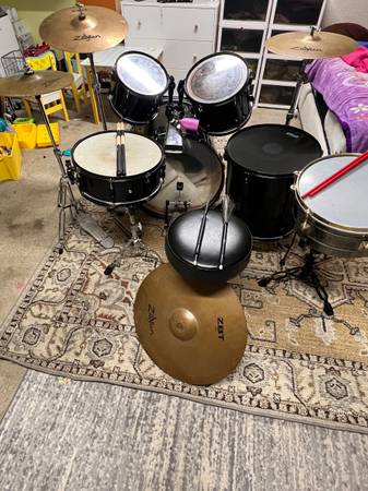 Complete Pearl Drum Kit + Zildjian Cymbals, Stands & Timbal 1