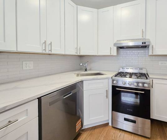$2,195 / 1br - Nice updates in an awesome location! FREE HEAT & GAS! (Lakeview)63781655237505121