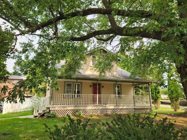 3 bedroom 2 bathroom + Den Farmhouse 1
