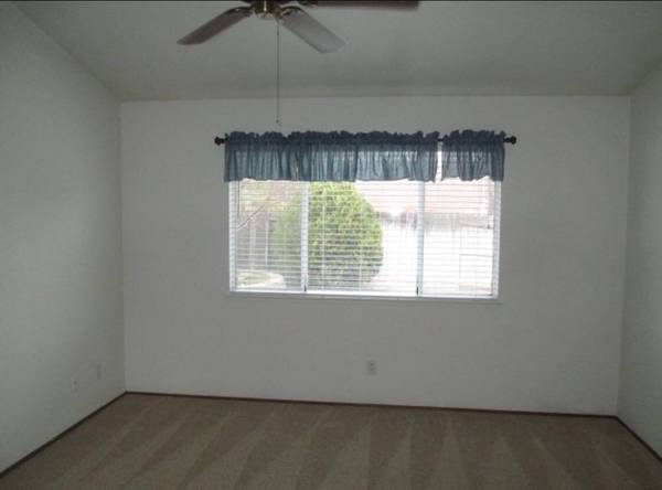 $2,500 / 3br - 3bed 2 bath house (Roseville)64044025929985122