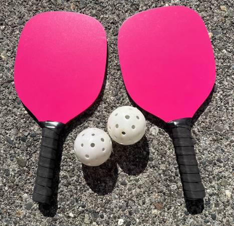 Pickleball paddles and balls - $20 (North Bothell)63444059356801121