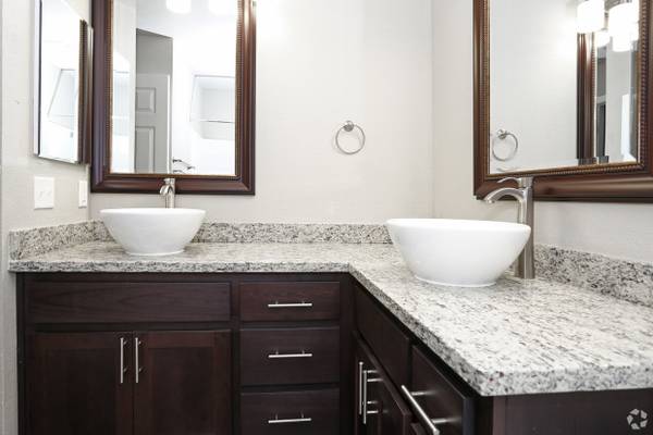 $2,145 / 1br - 744ft2 - One Bedroom with Included Garage! (Folsom)63844741070211120