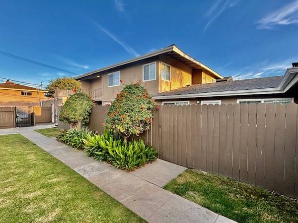 One Bedroom One Bath - Private Garage- Onsite Laundry 1