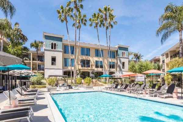 $3,305 / 2br - 797ft2 - 2 Bed 2 Bath with Resort Vibes: Lounge, Theater, Pool & Fitness! (Sherman Oaks)63912984017027120