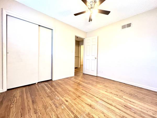 $1,100 / 3br - 1050ft2 - 3 Bedrooms For Rent! (2119) (2119 W 47th Street)63806193337473124