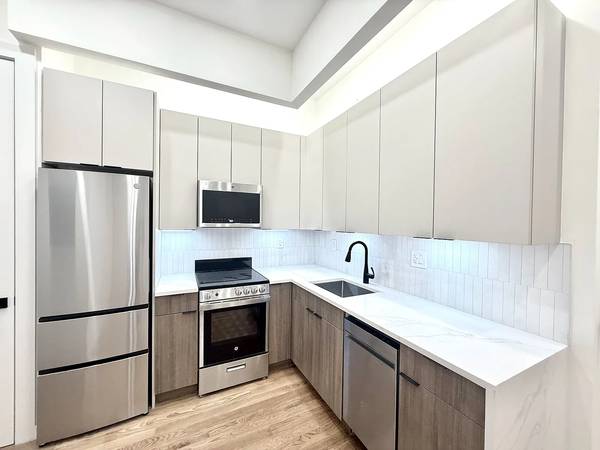 $2,500 / 2br - $ 2500 East Elmhurst 2 Bed 1 Bath  with Yard Access FOR RENT (East Elmhurst)63816703282179120