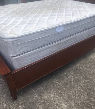 Cama Queen Sleigh con colchón y somier - $275 (Hoover)63471122211843124